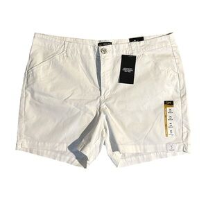 NWT, Lee,Women’s Legendary Style Shorts, Mid Rise, 5” inseam, M,Short,White, B27